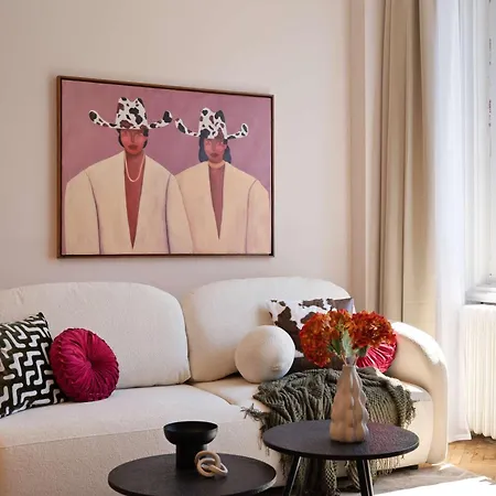 Elegant 2br Designer Retreat In Karoly Krt Διαμέρισμα