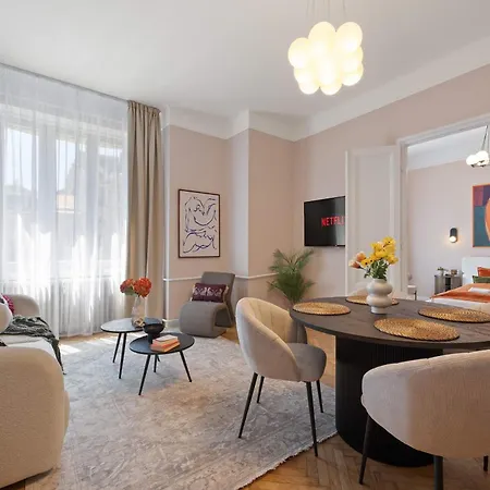 Elegant 2br Designer Retreat In Karoly Krt شقة *