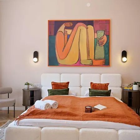 Elegant 2br Designer Retreat In Karoly Krt