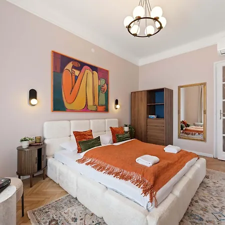 شقة Elegant 2br Designer Retreat In Karoly Krt بودابست