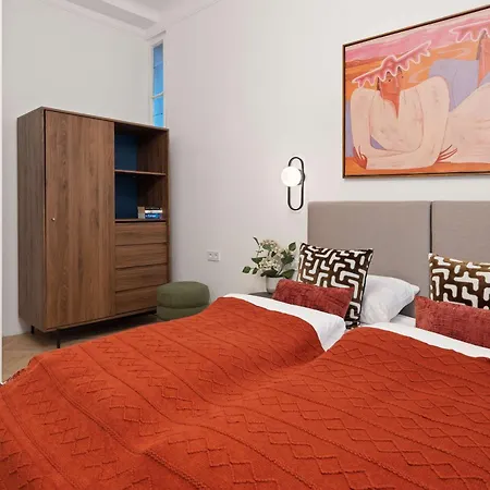 Elegant 2br Designer Retreat In Karoly Krt