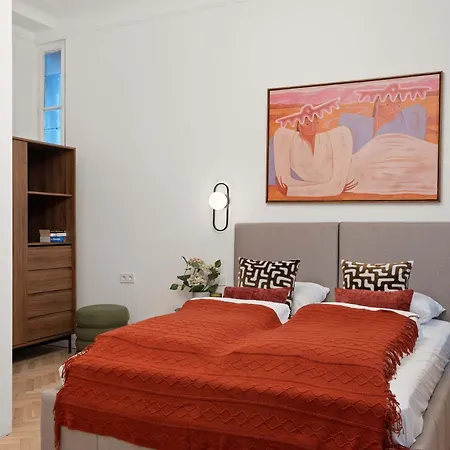Elegant 2br Designer Retreat In Karoly Krt *