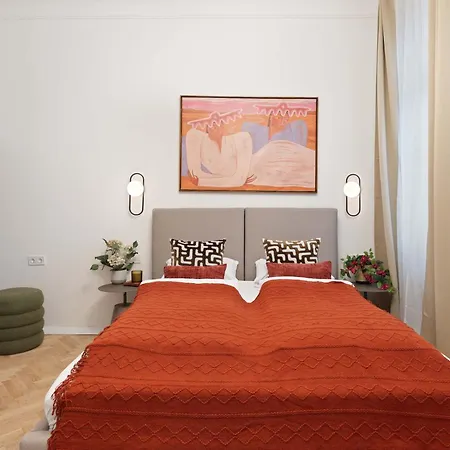 Elegant 2br Designer Retreat In Karoly Krt *