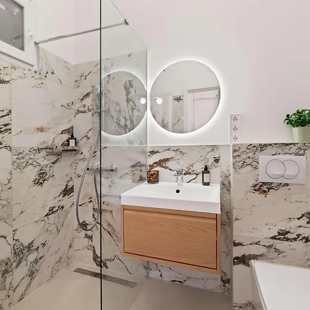 Elegant 2br Designer Retreat In Karoly Krt Διαμέρισμα