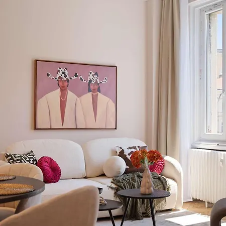Elegant 2br Designer Retreat In Karoly Krt شقة بودابست