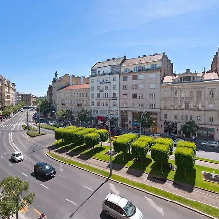 Elegant 2br Designer Retreat In Karoly Krt